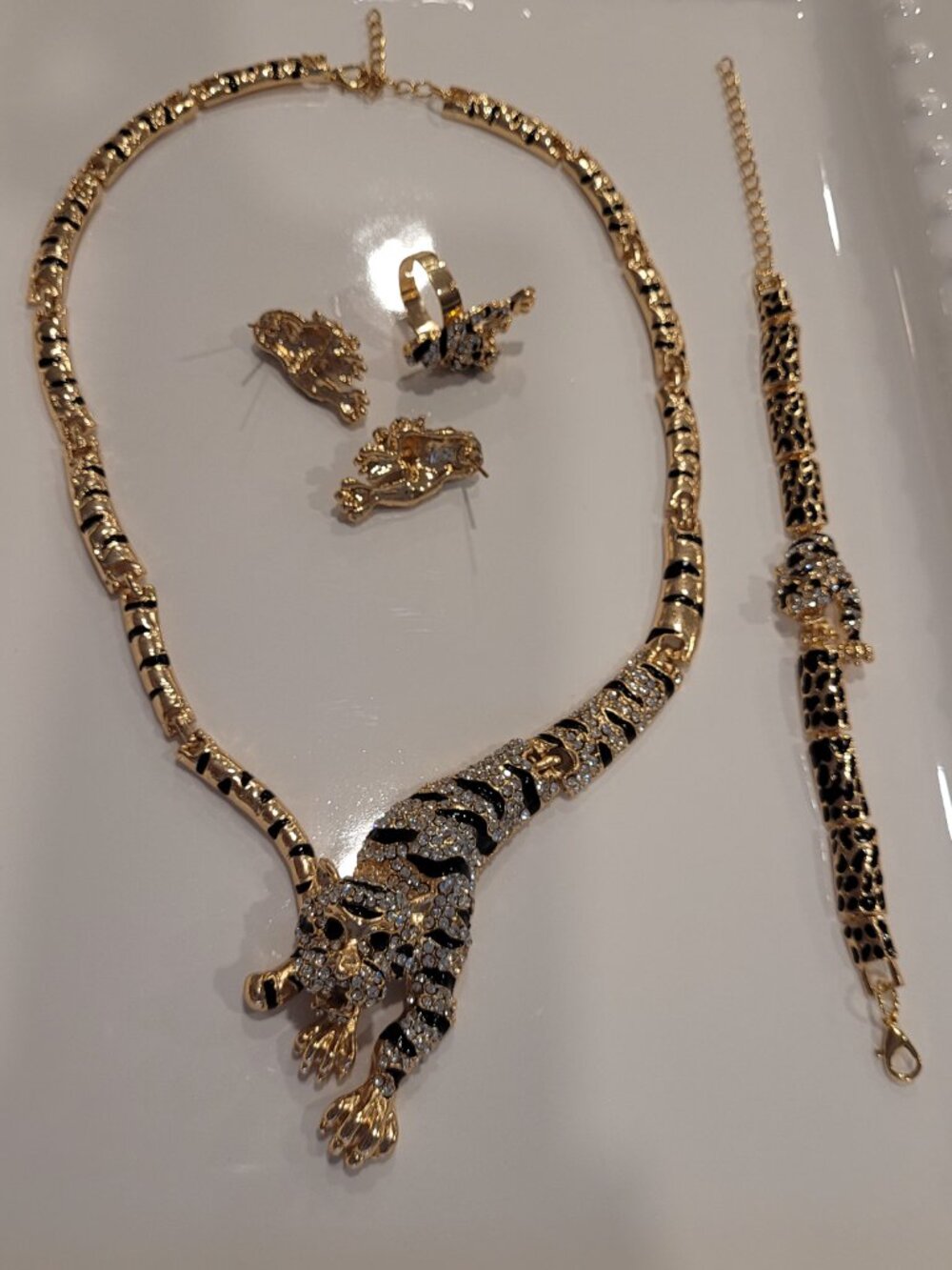 Tiger Necklace, Bracelet, Earrings and Ring! Set. Gold-tone. Rhinestones. - Picture 5 of 10